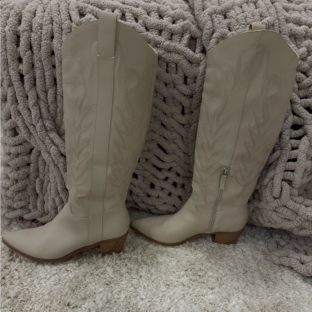 Women’s cowgirl boots